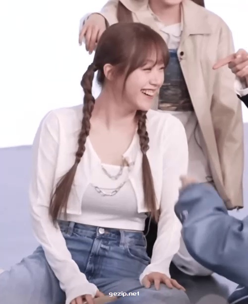 JiWon of Cignature with a pretty eye smile