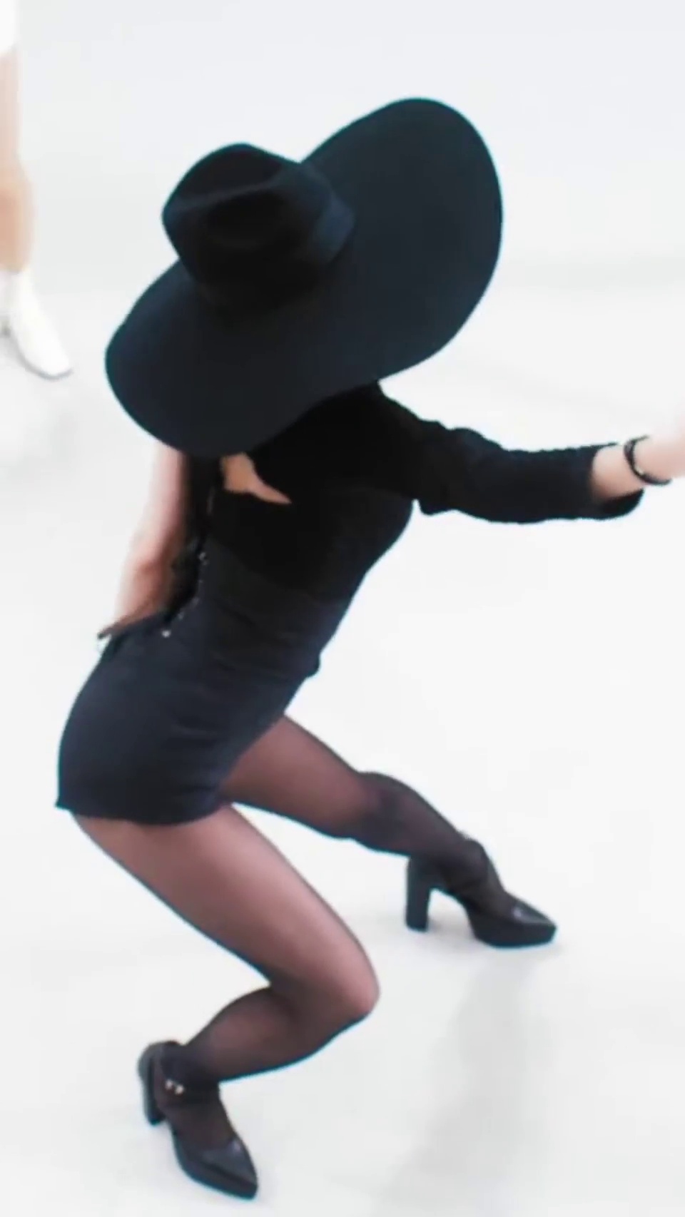 Sana of TWICE in a sexy concept as a unit - Image 1