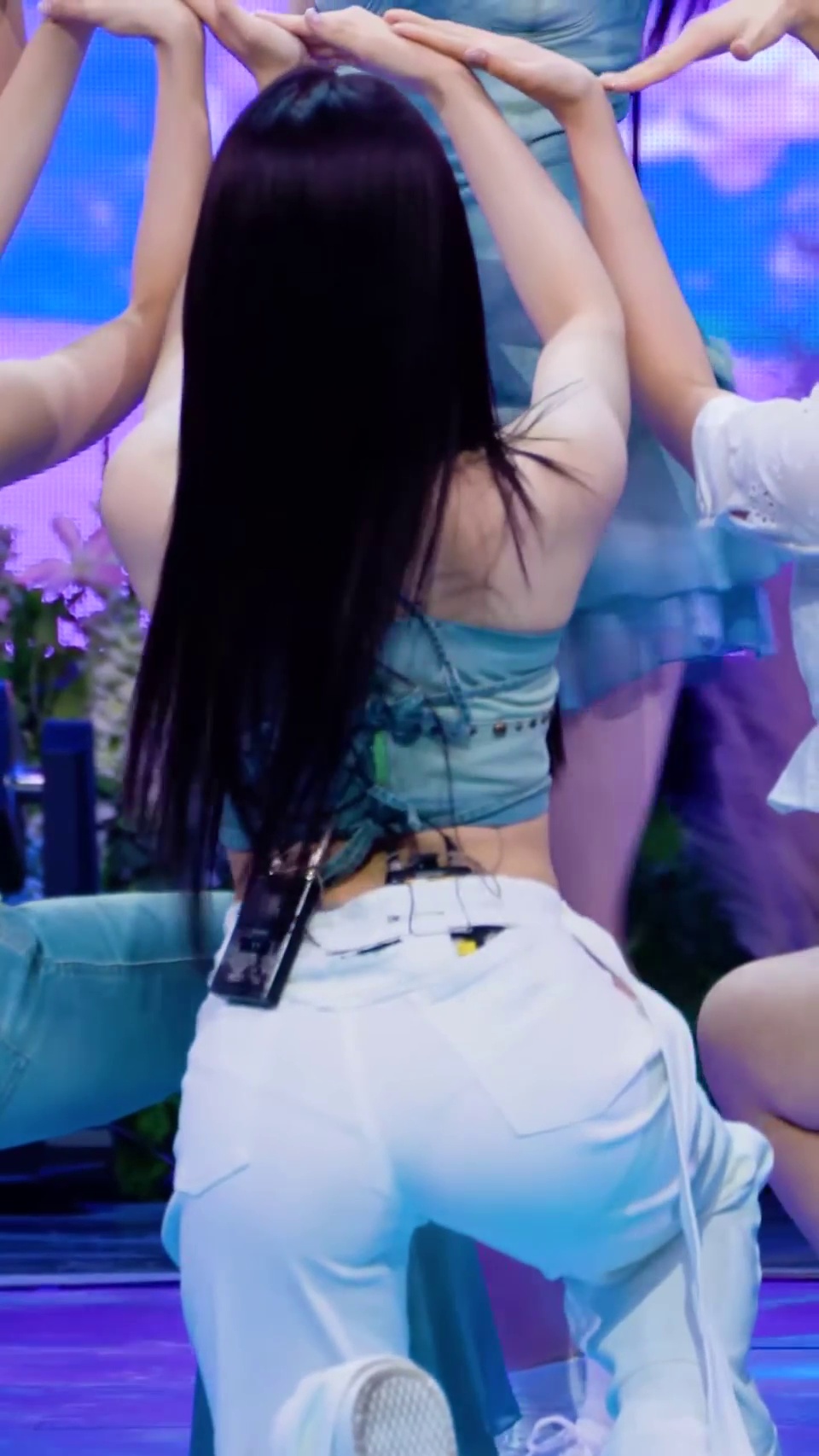 NMIXX Haewon's Back View in White Pants