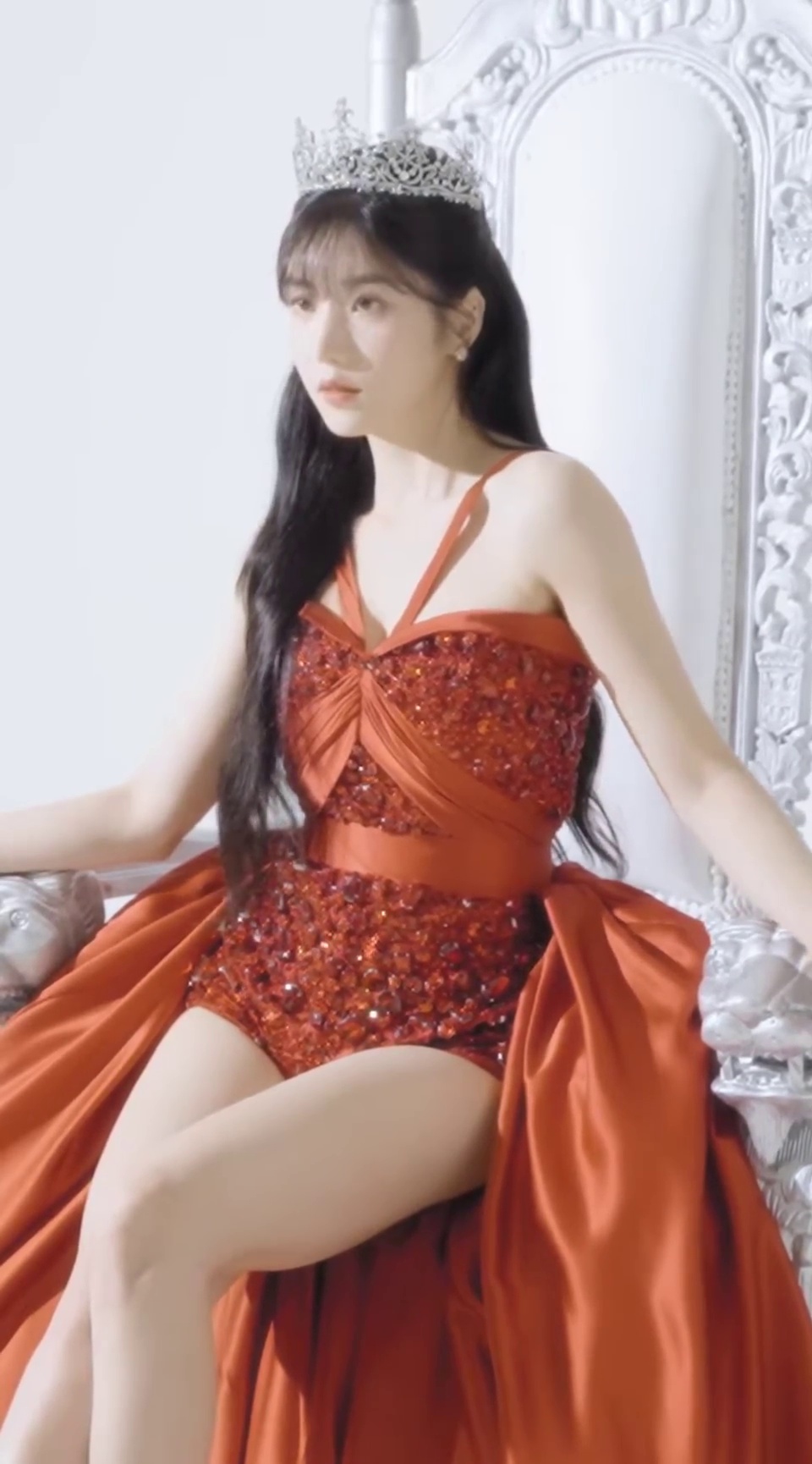 Kwon Eunbi, the Red Halter-Neck Queen Who Coolly Exposed Her Thighs