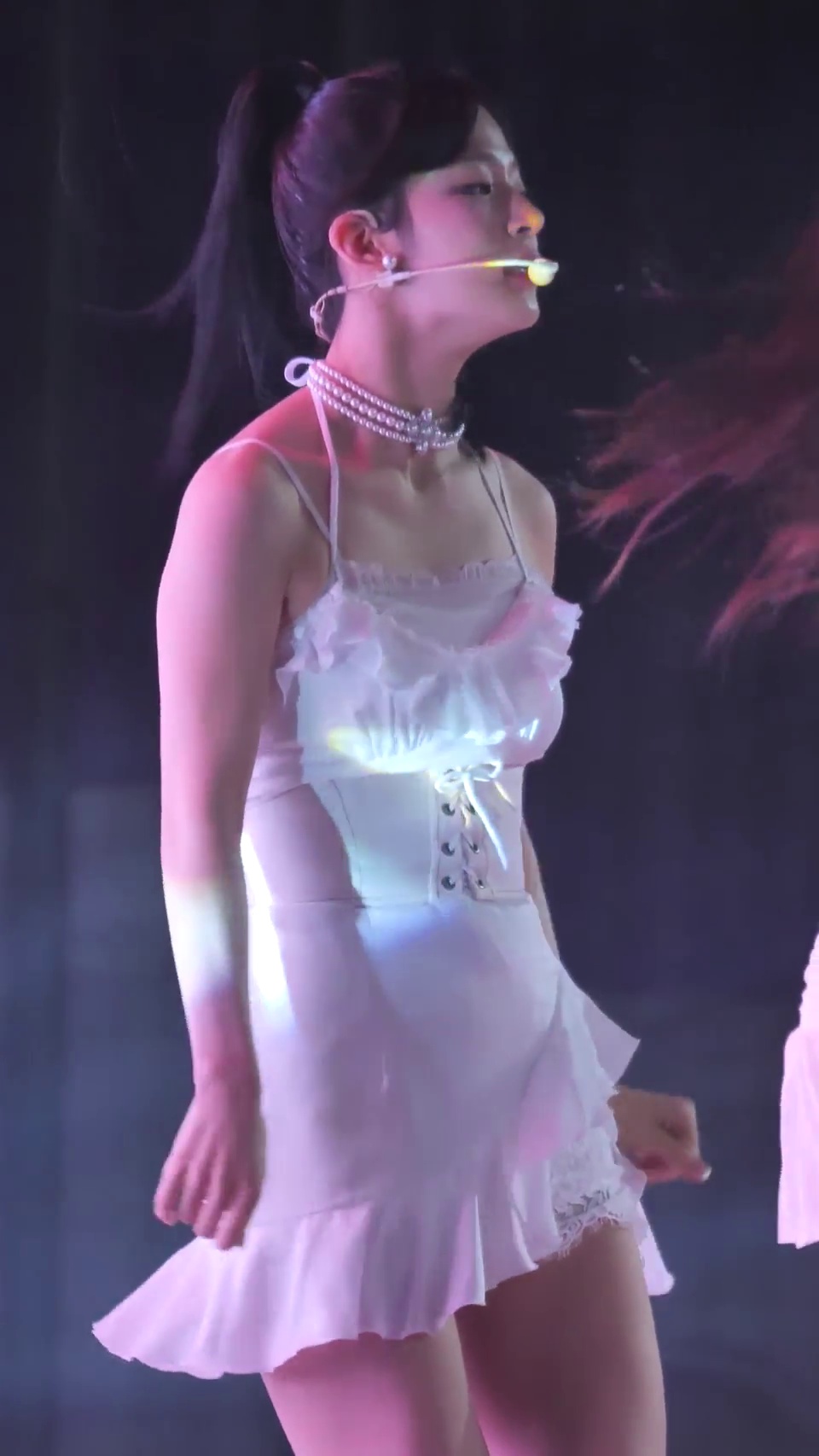 FROMIS_9 Chaeyoung's Slightly Revealed Back Line