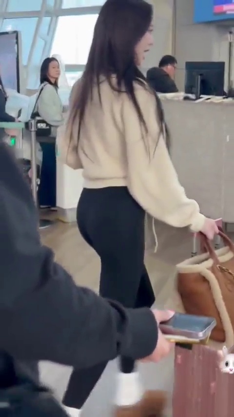ITZY Yuna Airport Leggings Fit - Image 1