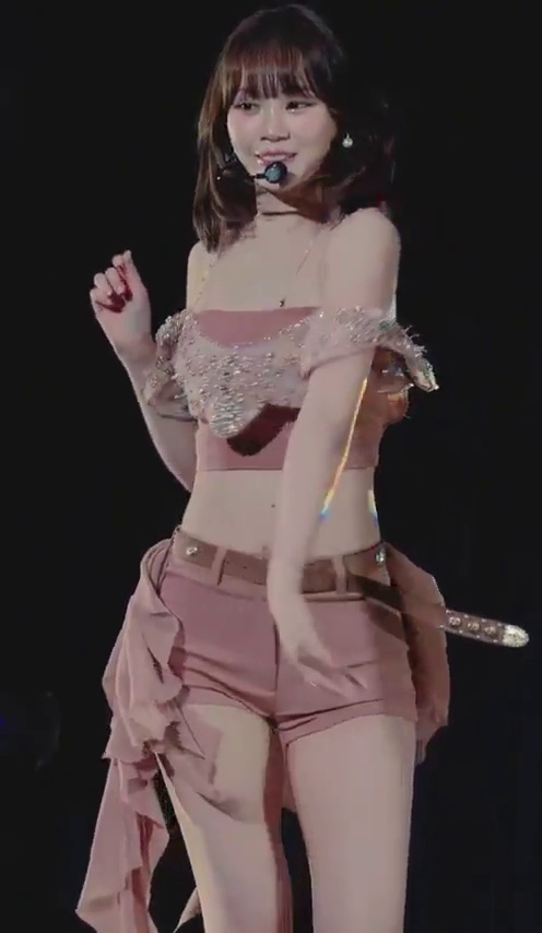 Le Sserafim Kim Chae-won in Light Pink Hot Pants, Thigh Quivering