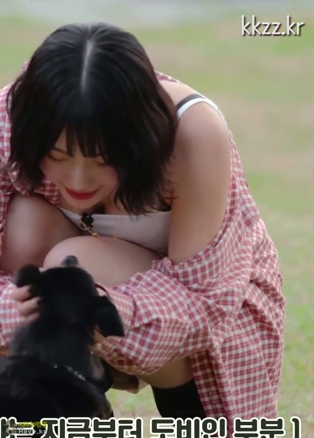 TWICE Momo Crossing Legs and Bowing