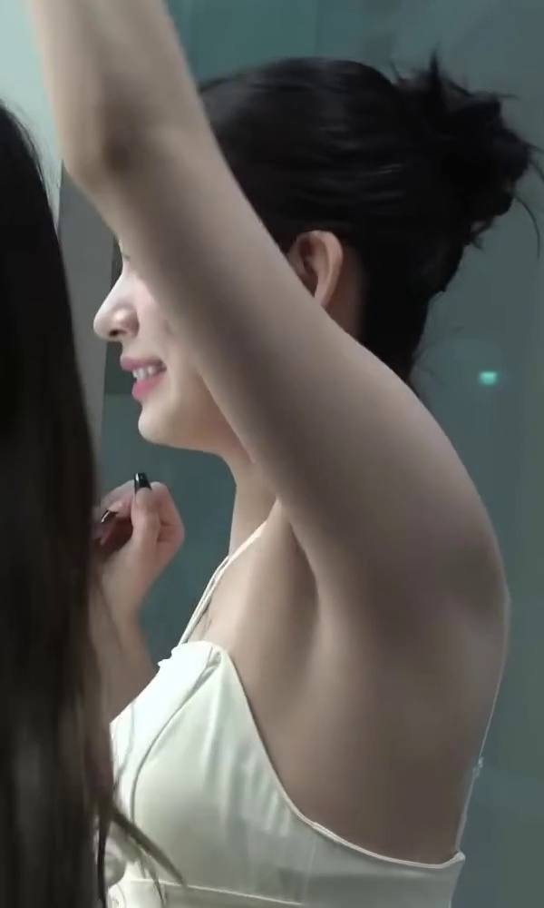 FROMIS_9 Chaeyoung's Armpit Waving Her Hand