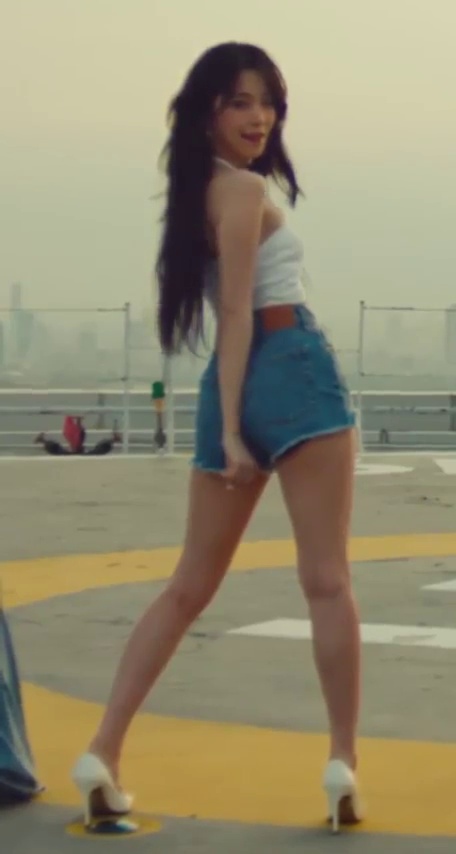 FROMIS_9's youngest member Baek Jiheon is so much sexier in the new song music video (GIFs)