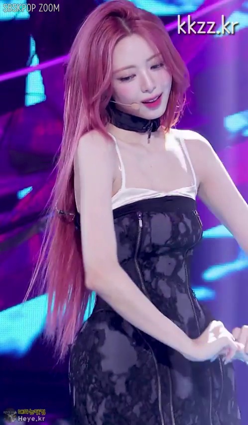 ITZY Yuna, Showing Gaps While Bowing