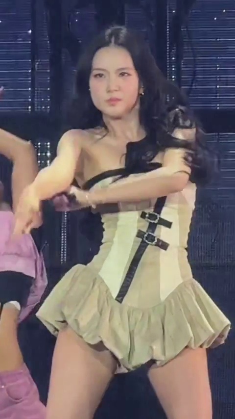 BLACKPINK Jisoo's Off-Shoulder Look and Solid Thighs