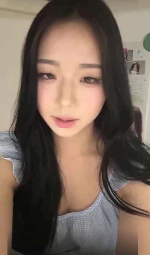 TripleS Kim Chaeyeon Doing a Live Broadcast